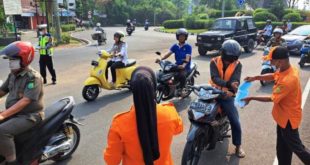 adan Penanggulangan Bencana Daerah (BPBD) bersama pihak terkait, mulai membagikan masker secara gratis kepada warga yang melintas dalam Kecamatan Sekayu, pada hari Rabu tanggal 4 Oktober 2023. (foto : Humas Pemkab Muba)