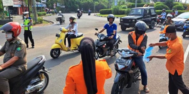 adan Penanggulangan Bencana Daerah (BPBD) bersama pihak terkait, mulai membagikan masker secara gratis kepada warga yang melintas dalam Kecamatan Sekayu, pada hari Rabu tanggal 4 Oktober 2023. (foto : Humas Pemkab Muba)