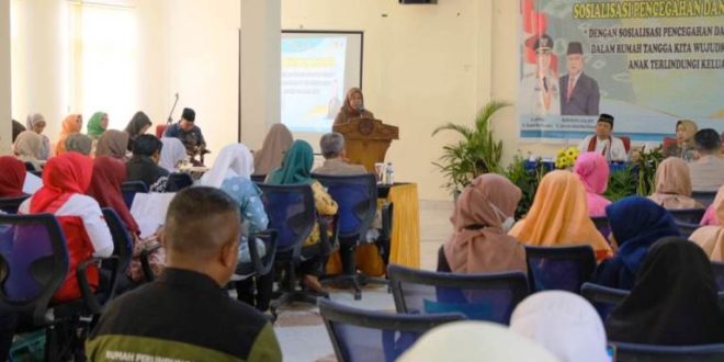 Pj Bupati Kabupaten Muba, H. Apriyadi Mahmud, yang diwakili oleh Kepala DPPPA, Endang Dwi Hastuti, menghadiri enggelar sosialisasi pencegahan dan penanganan Kekerasan Dalam Rumah Tangga (KDRT) sebagai upaya meningkatkan kualitas hidup dan perlindungan perempuan di Kabupaten Muba di Hotel Gambo dan Residence Sekayu, pada hari Jum'at tanggal 6 Oktober 2023 (foto : Humas Pemkab Muba)