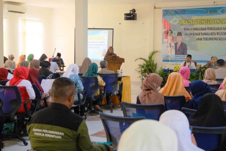 Pj Bupati Kabupaten Muba, H. Apriyadi Mahmud, yang diwakili oleh Kepala DPPPA, Endang Dwi Hastuti, menghadiri enggelar sosialisasi pencegahan dan penanganan Kekerasan Dalam Rumah Tangga (KDRT) sebagai upaya meningkatkan kualitas hidup dan perlindungan perempuan di Kabupaten Muba di Hotel Gambo dan Residence Sekayu, pada hari Jum'at tanggal 6 Oktober 2023 (foto : Humas Pemkab Muba)
