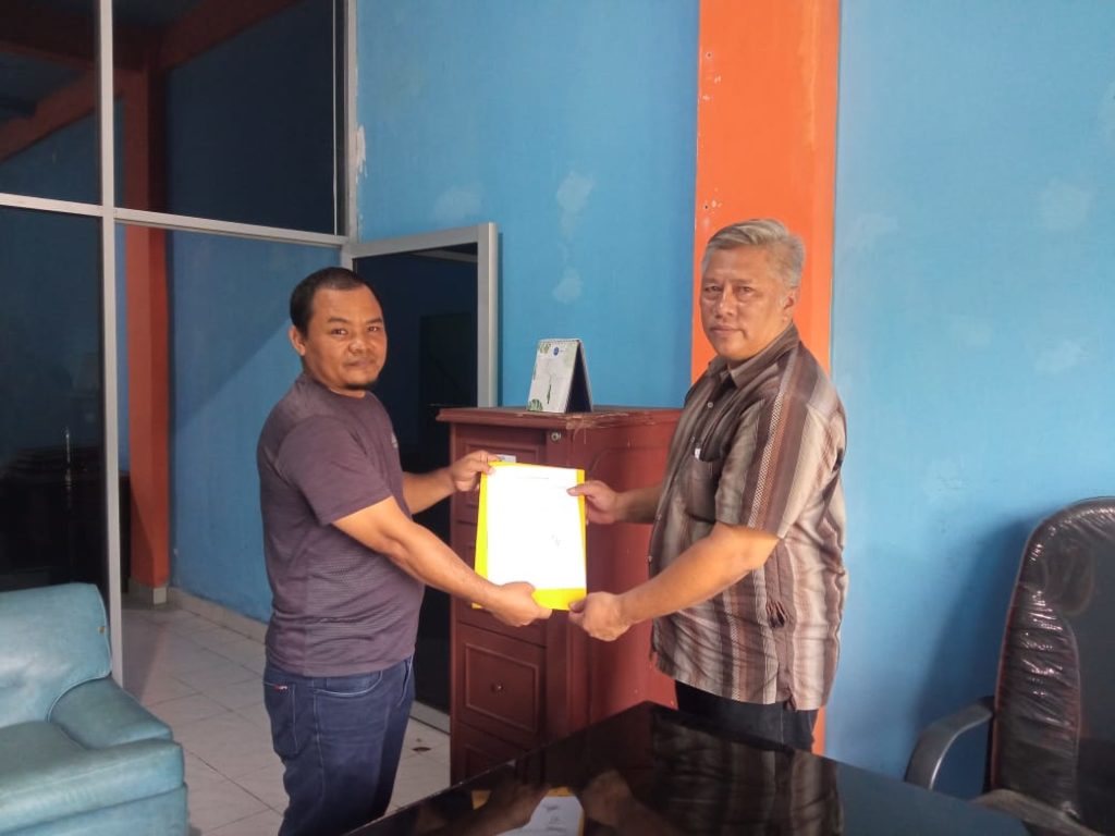 Sekretaris Umum Komite Olahraga Nasional Indonesia (KONI) Kabupaten Musi Rawas (MURA), Beny Saputra, menerima surat pengunduran diri Noviansyah sebagai pengurus KONI MURA pada hari Senin tanggal 9 Oktober 2023 di Sekretariat KONI Mura, Ruko Agropolitan Center Muara Beliti.