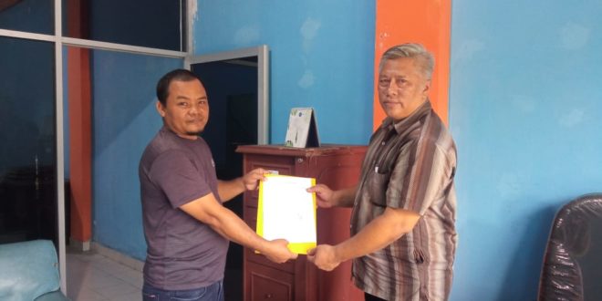 Sekretaris Umum Komite Olahraga Nasional Indonesia (KONI) Kabupaten Musi Rawas (MURA), Beny Saputra, menerima surat pengunduran diri Noviansyah sebagai pengurus KONI MURA pada hari Senin tanggal 9 Oktober 2023 di Sekretariat KONI Mura, Ruko Agropolitan Center Muara Beliti.