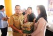 Pj. Bupati Muba, H. Apriyadi Mahmud, diwakili Kepala Dinas Sosial (Dinsos), Ardiansyah, menyerahkan bantuan barang Usaha Ekonomi Produktif di Aula Kantor Dinas Sosial Kabupaten Muba, pada hari Senin tanggal 9 Oktober 2023. (foto : Humas Pemkab Muba)