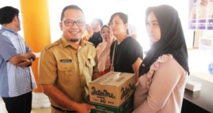 Pj. Bupati Muba, H. Apriyadi Mahmud, diwakili Kepala Dinas Sosial (Dinsos), Ardiansyah, menyerahkan bantuan barang Usaha Ekonomi Produktif di Aula Kantor Dinas Sosial Kabupaten Muba, pada hari Senin tanggal 9 Oktober 2023. (foto : Humas Pemkab Muba)
