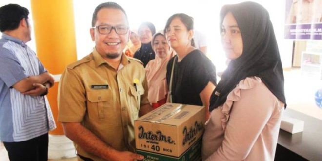 Pj. Bupati Muba, H. Apriyadi Mahmud, diwakili Kepala Dinas Sosial (Dinsos), Ardiansyah, menyerahkan bantuan barang Usaha Ekonomi Produktif di Aula Kantor Dinas Sosial Kabupaten Muba, pada hari Senin tanggal 9 Oktober 2023. (foto : Humas Pemkab Muba)