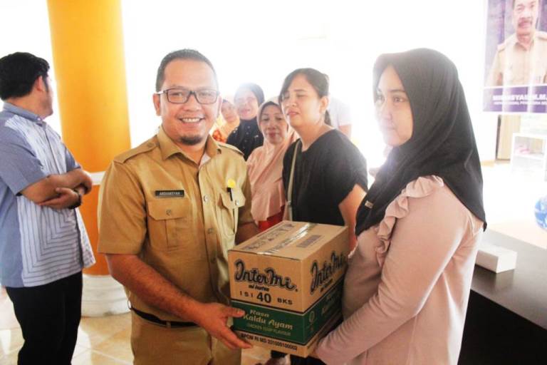 Pj. Bupati Muba, H. Apriyadi Mahmud, diwakili Kepala Dinas Sosial (Dinsos), Ardiansyah, menyerahkan bantuan barang Usaha Ekonomi Produktif di Aula Kantor Dinas Sosial Kabupaten Muba, pada hari Senin tanggal 9 Oktober 2023. (foto : Humas Pemkab Muba)