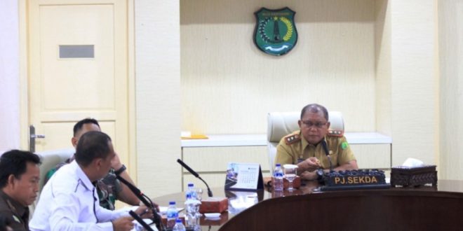 Pj. Sekretaris Daerah (Sekda) Muba, Musni Wijaya, memimpin Rapat Koordinasi (Rakor) Penyelenggaraan Muba Expo di Ruang Rapat Serasan Sekate Sekretariat Daerah (Setda) Kabupaten Muba pada tanggal 10 Oktober 2023. (foto : Humas Pemkab Muba)