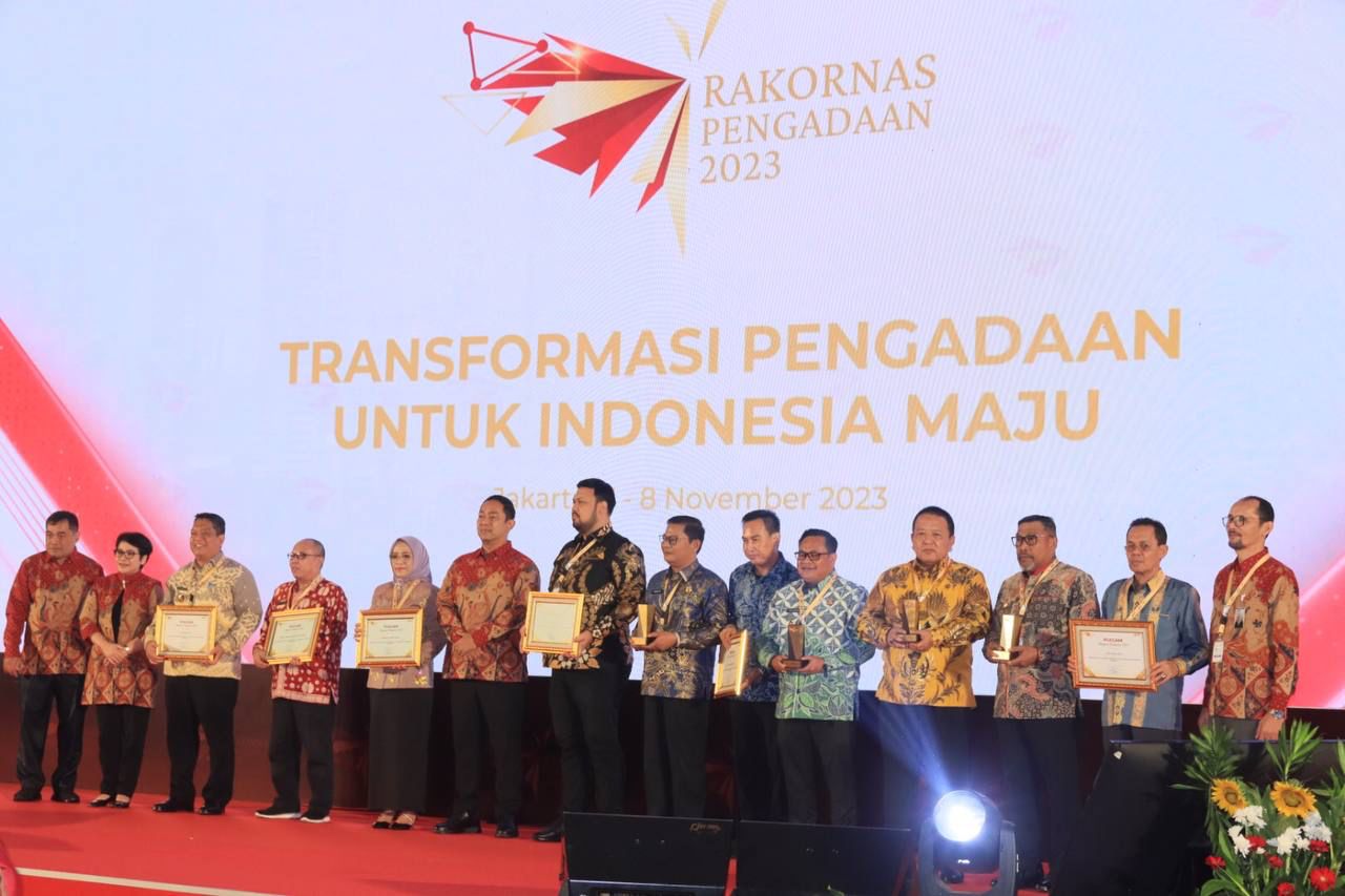 Pemerintah Kota Lubuklinggau Menerima Penghargaan dari Kementerian Koperasi dan UMKM Republik Indonesia dalam acara Anugerah Pengadaan 2023 Kategori Presentase Nilai Transaksi UMK Terbesar Tingkat Kota, pada hari Selasa tanggal 7 November 2023 di Jakarta. (foto : Humas Pemkot Lubuklinggau)
