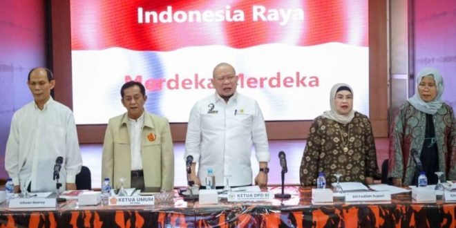 Ketua Dewan Perwakilan Daerah (DPD) Republik Indonesia, La Nyalla Mahmud Mattalitti, bersama sejumlah tokoh yang tergabung dalam Dewan Presidium Konstitusi, melakukan Rapat Konsolidasi Teknis di Kantor Majelis Pimpinan Nasional (MPN) Pemuda Pancasila, di Jakarta Pusat, hari Jumat tanggal 3 November 2023. (foto : dpd.go.id)