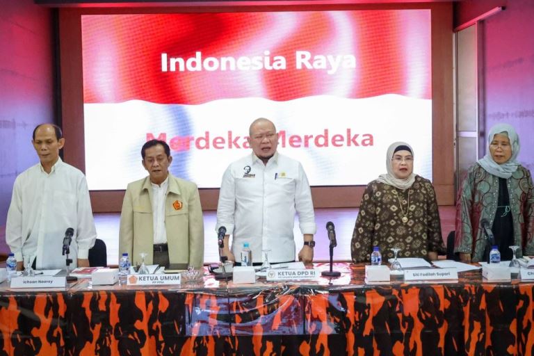 Ketua Dewan Perwakilan Daerah (DPD) Republik Indonesia, La Nyalla Mahmud Mattalitti, bersama sejumlah tokoh yang tergabung dalam Dewan Presidium Konstitusi, melakukan Rapat Konsolidasi Teknis di Kantor Majelis Pimpinan Nasional (MPN) Pemuda Pancasila, di Jakarta Pusat, hari Jumat tanggal 3 November 2023. (foto : dpd.go.id)