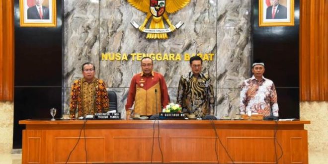 Pj. Gubernur Provinsi Nusa Tenggara Barat, Lalu Gita Ariadi, bersama Koordinator Tim Program Panitia Musyawarah Dewan Perwakilan Daerah Republik INdonesia saat Focus Group Discussion dalam rangka Revisi Peraturan Nomor 6 Tahun 2012 tentang Pedoman Pelaksanaan Pengawasan Dewan Perwakilan Daerah, di Provinsi Nusa Tenggara Barat pada hari Kamis tanggal 2 November 2023. (foto : dpd.go.id)