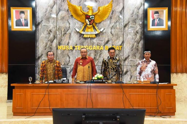 Pj. Gubernur Provinsi Nusa Tenggara Barat, Lalu Gita Ariadi, bersama Koordinator Tim Program Panitia Musyawarah Dewan Perwakilan Daerah Republik INdonesia saat Focus Group Discussion dalam rangka Revisi Peraturan Nomor 6 Tahun 2012 tentang Pedoman Pelaksanaan Pengawasan Dewan Perwakilan Daerah, di Provinsi Nusa Tenggara Barat pada hari Kamis tanggal 2 November 2023. (foto : dpd.go.id)