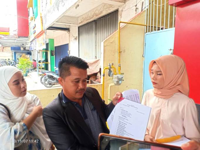 Kuasa Hukum Jaringan Kantor Berita RMOL, Anto Astari, saat memberikan keterangan kepada wartawan pada hari Selasa tanggal 7 November 2023 terkait Somasi yang dilakukan oleh Hotman Paris Hutapea sebagai Kuasa Hukum dari PT. RMK Energy. (foto : SMSI Sumsel)