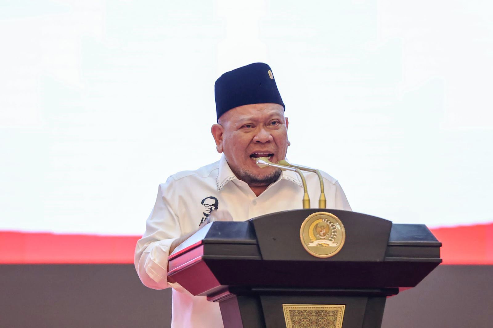 Ketua Dewan Perwakilan Daerah Republik Indonesia, LaNyalla Mahmud Mattalitti, memberikan closing statement Penyampaian Maklumat Dewan Presidium Konstitusi di Gedung Nusantara IV, Komplek MPR/DPR/DPD Senayan, Jakarta, pada hari Jumat tanggal 10 November 2023. (foto : dpd.go.id)
