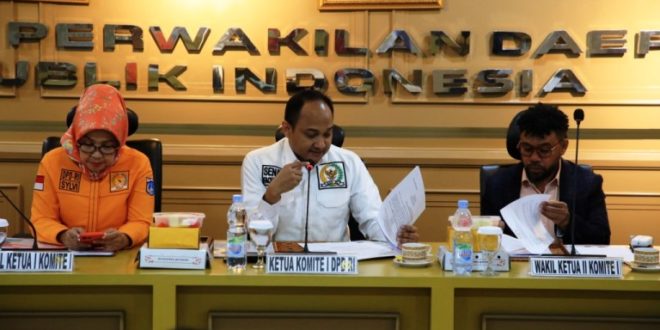 Ketua Komite I Dewan Perwakilan Daerah Republik Indonesia, Fachrul Razi, memimpin Rapat Kerja dengan Kementerian Desa Pembangunan Daerah Tertinggal dan Transmigrasi dengan agenda mendorong Revisi Undang-Undang Desa untuk segera disahkan, pada hari Senin tanggal 13 November 2023 di Gedung DPD RI Komplek Parlemen, Jakarta. (foto : dpd.go.id)