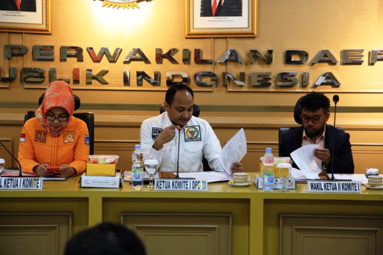 Ketua Komite I Dewan Perwakilan Daerah Republik Indonesia, Fachrul Razi, memimpin Rapat Kerja dengan Kementerian Desa Pembangunan Daerah Tertinggal dan Transmigrasi dengan agenda mendorong Revisi Undang-Undang Desa untuk segera disahkan, pada hari Senin tanggal 13 November 2023 di Gedung DPD RI Komplek Parlemen, Jakarta. (foto : dpd.go.id)
