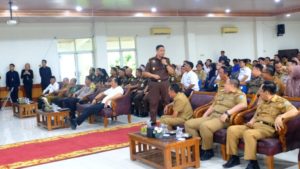 Kepala Kejaksaan Negeri Kabupaten Ogan Komering Ulu Selatan, Adi Purnama, memberikan penjelasan mengenai Sistem Informasi Jaksa kawal Belanja Daerah di Aula Serasan Seandan, Kabupaten OKU Selatan, pada hari Senin tanggal 13 November 2023. (foto : SMSI OKU Selatan)