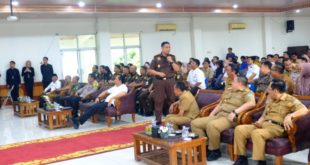 Kepala Kejaksaan Negeri Kabupaten Ogan Komering Ulu Selatan, Adi Purnama, memberikan penjelasan mengenai Sistem Informasi Jaksa kawal Belanja Daerah di Aula Serasan Seandan, Kabupaten OKU Selatan, pada hari Senin tanggal 13 November 2023. (foto : SMSI OKU Selatan)