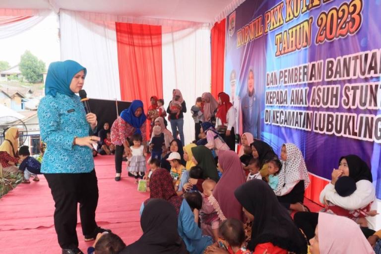 Ketua TP PKK Kota Lubuklinggau, Hj. Henita Andriani Trisko, memberikan bantuan makanan tambahan bagi anak terdampak stunting yang ada di empat kecamatan pada hari Kamis tanggal 16 November 2023. (foto : Humas Pemkot Lubuklinggau) 