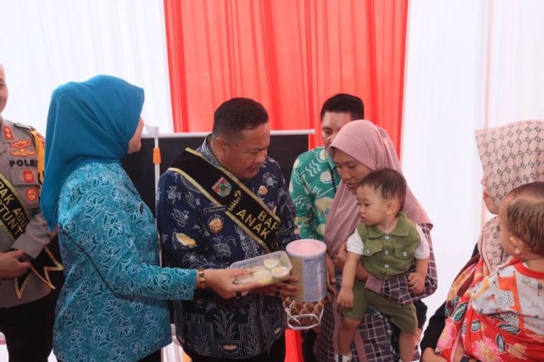 Pj. Wali Kota Lubuklinggau, H. Trisko Defriyansa, didampingi Pj. Ketua TP PKK, Hj. Henita Andriani Trisko, memberikan bantuan makanan tambahan bagi anak terdampak stunting yang ada di empat kecamatan pada hari Kamis tanggal 16 November 2023. (foto : Humas Pemkot Lubuklinggau)