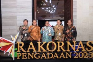 Pemerintah Kota Lubuklinggau Menerima Penghargaan dari Kementerian Koperasi dan UMKM Republik Indonesia dalam acara Anugerah Pengadaan 2023 Kategori Presentase Nilai Transaksi UMK Terbesar Tingkat Kota, pada hari Selasa tanggal 7 November 2023 di Jakarta. (foto : Humas Pemkot Lubuklinggau)