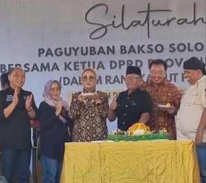 Ketua Dewan Perwakilan Rakyat Daerah (DPRD) Provinsi Sumatera Selatan (Sumsel), Dr. Hj. Anita Noeringhati, menggelar makan bakso secara gratis untuk masyarakat kota Palembang. Makan bakso gratis tersebut dalam rangka memperingati Hari Ulang Tahun Paguyuban Bakso Solo Berseri (PBSB) yang ke 32, di Halaman Kantor DPRD Sumsel, pada hari Minggu tanggal 17 Desember 2023. (foto : BekisarMedia.id)