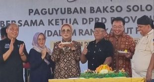 Ketua Dewan Perwakilan Rakyat Daerah (DPRD) Provinsi Sumatera Selatan (Sumsel), Dr. Hj. Anita Noeringhati, menggelar makan bakso secara gratis untuk masyarakat kota Palembang. Makan bakso gratis tersebut dalam rangka memperingati Hari Ulang Tahun Paguyuban Bakso Solo Berseri (PBSB) yang ke 32, di Halaman Kantor DPRD Sumsel, pada hari Minggu tanggal 17 Desember 2023. (foto : BekisarMedia.id)