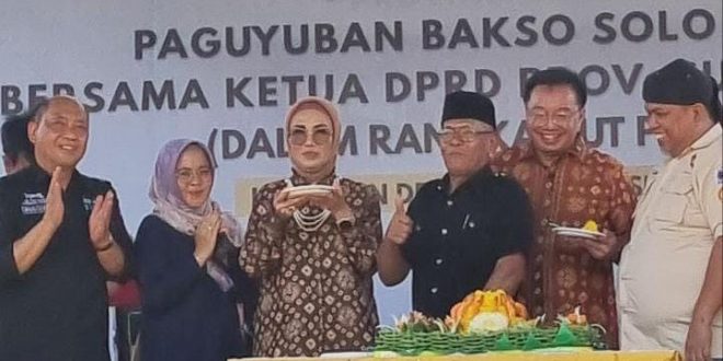 Ketua Dewan Perwakilan Rakyat Daerah (DPRD) Provinsi Sumatera Selatan (Sumsel), Dr. Hj. Anita Noeringhati, menggelar makan bakso secara gratis untuk masyarakat kota Palembang. Makan bakso gratis tersebut dalam rangka memperingati Hari Ulang Tahun Paguyuban Bakso Solo Berseri (PBSB) yang ke 32, di Halaman Kantor DPRD Sumsel, pada hari Minggu tanggal 17 Desember 2023. (foto : BekisarMedia.id)
