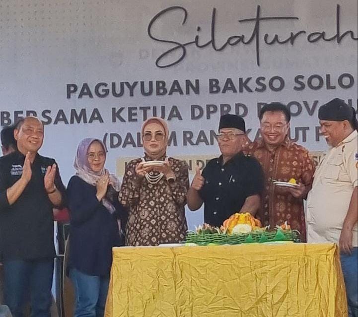 Ketua Dewan Perwakilan Rakyat Daerah (DPRD) Provinsi Sumatera Selatan (Sumsel), Dr. Hj. Anita Noeringhati, menggelar makan bakso secara gratis untuk masyarakat kota Palembang. Makan bakso gratis tersebut dalam rangka memperingati Hari Ulang Tahun Paguyuban Bakso Solo Berseri (PBSB) yang ke 32, di Halaman Kantor DPRD Sumsel, pada hari Minggu tanggal 17 Desember 2023. (foto : BekisarMedia.id)