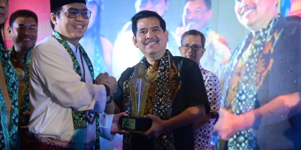 hari Sabtu tanggal 23 Desember 2023 kemarin, mewakili Pj. Bupati Banyuasin, Kepala Dinas Pendidikan dan Kebudayaan (Kadisdikbud) Banyuasin, Aminuddin, menerima penghargaan Apresiasi Merdeka Belajar Provinsi Sumatera Selatan (Sumsel) Tahun 2023 oleh Balai Penjamin Mutu Pendidikan Sumsel. (foto : smsi Banyuasin)