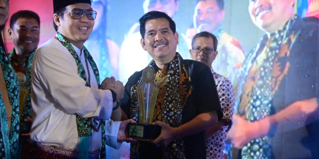 hari Sabtu tanggal 23 Desember 2023 kemarin, mewakili Pj. Bupati Banyuasin, Kepala Dinas Pendidikan dan Kebudayaan (Kadisdikbud) Banyuasin, Aminuddin, menerima penghargaan Apresiasi Merdeka Belajar Provinsi Sumatera Selatan (Sumsel) Tahun 2023 oleh Balai Penjamin Mutu Pendidikan Sumsel. (foto : smsi Banyuasin)