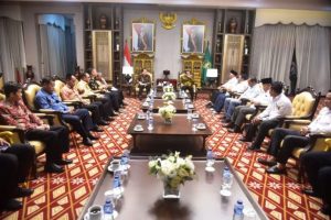 Penjabat (Pj) Gubernur Provinsi Sumatera Selatan (Sumsel), Agus Fatoni, didamping Kepala Kejaksaan Tinggi (Kajati) Sumsel, Dr. Yulianto, menerima audiensi Pengurus Asosiasi Pemerintahan Desa Seluruh Indonesia (APDESI) Sumsel untuk bersilahturahmi, pada hari Jum'at tanggal 22 Desember 2023 di Griya Agung, Palembang.