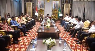 Penjabat (Pj) Gubernur Provinsi Sumatera Selatan (Sumsel), Agus Fatoni, didamping Kepala Kejaksaan Tinggi (Kajati) Sumsel, Dr. Yulianto, menerima audiensi Pengurus Asosiasi Pemerintahan Desa Seluruh Indonesia (APDESI) Sumsel untuk bersilahturahmi, pada hari Jum'at tanggal 22 Desember 2023 di Griya Agung, Palembang.