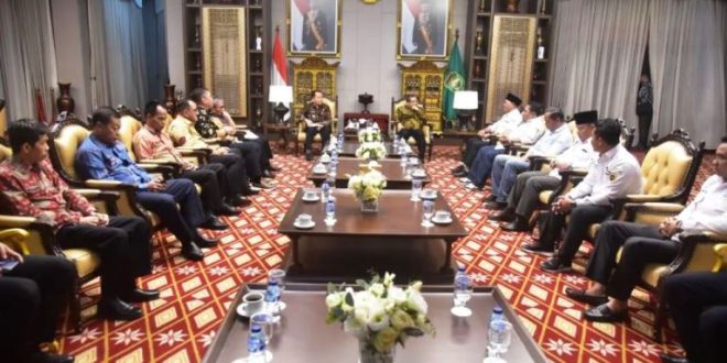 Penjabat (Pj) Gubernur Provinsi Sumatera Selatan (Sumsel), Agus Fatoni, didamping Kepala Kejaksaan Tinggi (Kajati) Sumsel, Dr. Yulianto, menerima audiensi Pengurus Asosiasi Pemerintahan Desa Seluruh Indonesia (APDESI) Sumsel untuk bersilahturahmi, pada hari Jum'at tanggal 22 Desember 2023 di Griya Agung, Palembang.