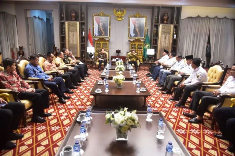 Penjabat (Pj) Gubernur Provinsi Sumatera Selatan (Sumsel), Agus Fatoni, didamping Kepala Kejaksaan Tinggi (Kajati) Sumsel, Dr. Yulianto, menerima audiensi Pengurus Asosiasi Pemerintahan Desa Seluruh Indonesia (APDESI) Sumsel untuk bersilahturahmi, pada hari Jum'at tanggal 22 Desember 2023 di Griya Agung, Palembang.