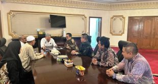 Ketua Dewan Perwakilan Daerah Republik Indonesia, LaNyalla Mahmud Mattalitti, berbincang dengan Konjen Republik Indonesia di Jeddah pada hari Kamis tanggal 7 Desember 2023. (foto : DPD RI)