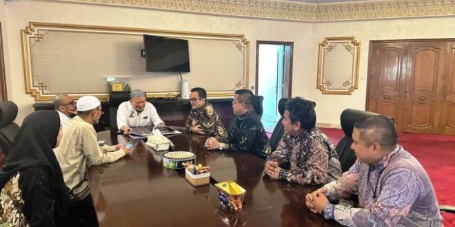 Ketua Dewan Perwakilan Daerah Republik Indonesia, LaNyalla Mahmud Mattalitti, berbincang dengan Konjen Republik Indonesia di Jeddah pada hari Kamis tanggal 7 Desember 2023. (foto : DPD RI)