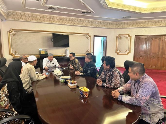 Ketua Dewan Perwakilan Daerah Republik Indonesia, LaNyalla Mahmud Mattalitti, berbincang dengan Konjen Republik Indonesia di Jeddah pada hari Kamis tanggal 7 Desember 2023. (foto : DPD RI)