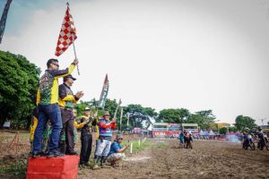 Penjabat (Pj.) Bupati Kabupaten Musi Banyuasin (Muba), H. Apriyadi Mahmud, membuka kejuaraan Grasstrack Bupati Cup Tahun 2023, pada hari Minggu tanggal 10 Desember 2023. (foto : Humas Pemkab Muba)