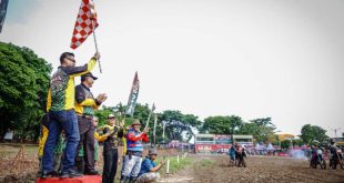 Penjabat (Pj.) Bupati Kabupaten Musi Banyuasin (Muba), H. Apriyadi Mahmud, membuka kejuaraan Grasstrack Bupati Cup Tahun 2023, pada hari Minggu tanggal 10 Desember 2023. (foto : Humas Pemkab Muba)