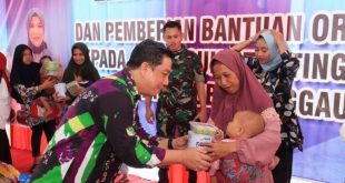 Pj. Wali Kota Lubuklinggau, H. Trisko Defriyansa, memberikan bantuan makanan tambahan bagi anak terdampak stunting yang ada di empat kecamatan pada hari Kamis tanggal 16 November 2023. (foto : Humas Pemkot Lubuklinggau)