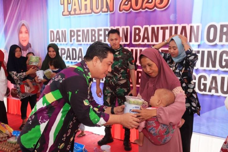 Pj. Wali Kota Lubuklinggau, H. Trisko Defriyansa, memberikan bantuan makanan tambahan bagi anak terdampak stunting yang ada di empat kecamatan pada hari Kamis tanggal 16 November 2023. (foto : Humas Pemkot Lubuklinggau)