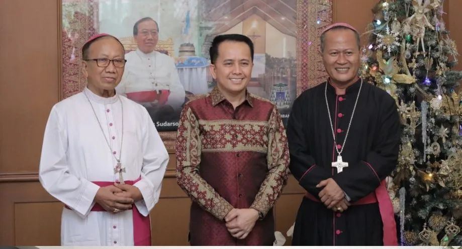 Penjabat (Pj.) Gubernur Provinsi Sumatera Selatan (Sumsel), Agus Fatoni, melakukan silaturahmi Perayaan Hari Natal tahun 2023 di kediaman Uskup Agung Palembang, Mgr Yohanes Harun Yuwono, di Gereja Katedral St. Maria Palembang, pada hari Senin tanggal 25 Desember 2023. (foto : IG Diskominfo Sumsel)