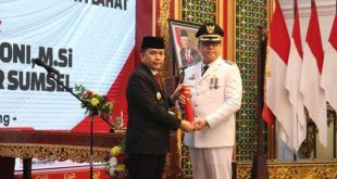 Penjabat (Pj.) Gubernur Provinsi Sumatera Selatan (Sumsel), Agus Fatoni, mengikuti Pengambilan Sumpah Jabatan dan Pelantikan Penjabat (Pj.) Bupati Kabupaten Lahat, Muhammad Farid, di Griya Agung Palembang, pada hari Sabtu tanggal 9 Desember 2023. (foto : Humas Pemprov Sumsel)