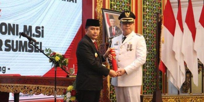 Penjabat (Pj.) Gubernur Provinsi Sumatera Selatan (Sumsel), Agus Fatoni, mengikuti Pengambilan Sumpah Jabatan dan Pelantikan Penjabat (Pj.) Bupati Kabupaten Lahat, Muhammad Farid, di Griya Agung Palembang, pada hari Sabtu tanggal 9 Desember 2023. (foto : Humas Pemprov Sumsel)