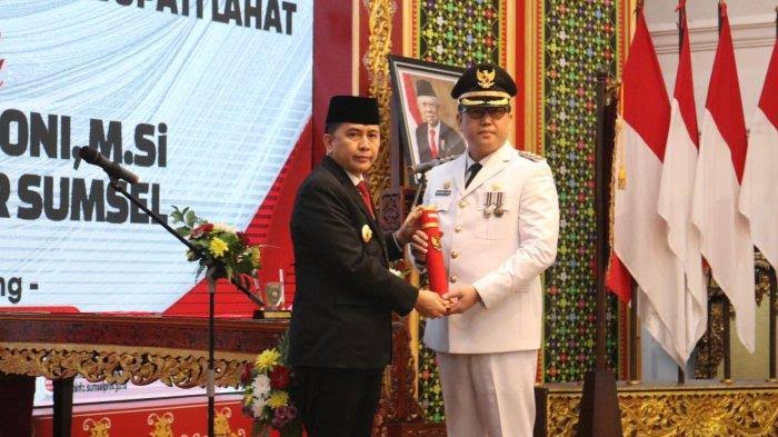 Penjabat (Pj.) Gubernur Provinsi Sumatera Selatan (Sumsel), Agus Fatoni, mengikuti Pengambilan Sumpah Jabatan dan Pelantikan Penjabat (Pj.) Bupati Kabupaten Lahat, Muhammad Farid, di Griya Agung Palembang, pada hari Sabtu tanggal 9 Desember 2023. (foto : Humas Pemprov Sumsel)