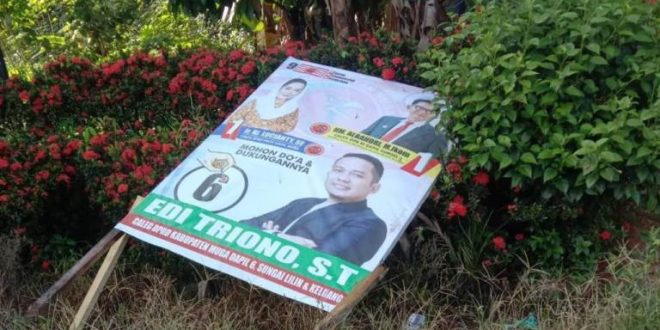 Spanduk Milik Edi Triono, Caleg DPRD Kabupaten Musi Banyuasin, yang dirusak oleh Orang Tidak dikenal di wilayah Desa Berlian Makmur dan Desa Srigunung Kecamatan Sungai Lilin. (foto : edi triono)