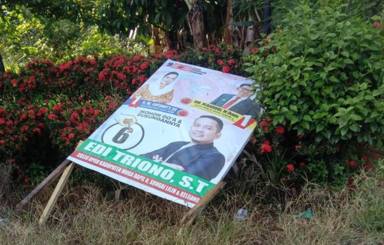 Spanduk Milik Edi Triono, Caleg DPRD Kabupaten Musi Banyuasin, yang dirusak oleh Orang Tidak dikenal di wilayah Desa Berlian Makmur dan Desa Srigunung Kecamatan Sungai Lilin. (foto : edi triono)