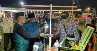 Pj. Bupati Muba, H. Apriyadi Mahmud, menyapa tenant UMKM satu per satu dan mencicipi serta membeli berbagai kuliner yang telah disiapkan di Lapangan Pendopoan Griya Bumi Serasan Sekate. (foto : Humas Pemkab Muba)