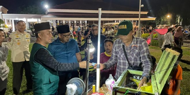 Pj. Bupati Muba, H. Apriyadi Mahmud, menyapa tenant UMKM satu per satu dan mencicipi serta membeli berbagai kuliner yang telah disiapkan di Lapangan Pendopoan Griya Bumi Serasan Sekate. (foto : Humas Pemkab Muba)